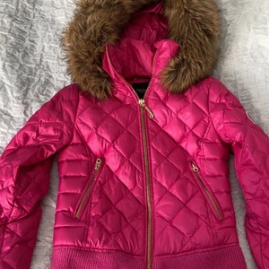 Jacka Juicy Couture  - En ascool jacka från Juice Couture. Jackan är rosa med höga fickor på sidorna. En luva med fuskpäls och muddar på ärmar och midja. Ett stort J på dragkjedja. Nypris 2499kr.  Möts upp i Stockholm, kan också frakta men isåfall står du själv för frakten. 