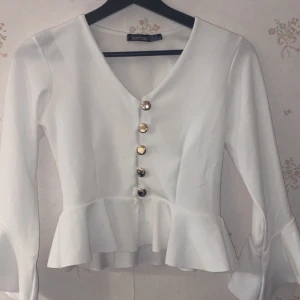 Vit tröja från Bohoo - Vit tröja från bohoo med guldiga knappa, strl Xs passar S