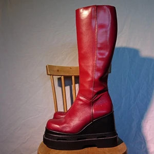 90s boots - Platåstövlar a la 90s. Lite lite slitna, syns på sista bilden, annars superfint skick 