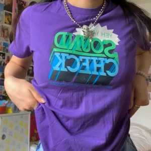 y2k tee - Jättefin T-shirt som ger y2k vibes i strl s💖 köparen står för frakten 22kr🥰