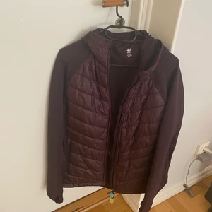 Träningsjacka strl. XL - Mörklilla träningsjacka strl. XL. Pris exkl. frakt, köparen står för frakten. 