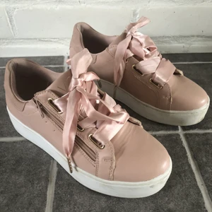 SKOR  - Ett par rosa skor med rosett framtill, storlek 40 men säljes pga för småa så passar nog 39or också!                        Använda ett fåtal gånger trots smuts på skorna!           100kr + frakt 