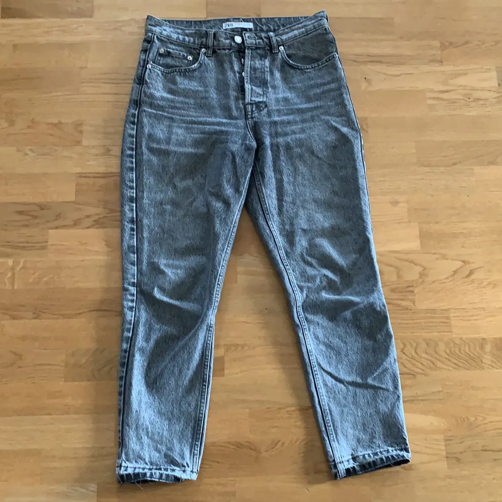 Grå stentvättade mom jeans från zara! Assnygg färg och bra passform, använda men är i mycket bra skick, slitna nertill som detalj🖤 storlek 38 säljs för 150+frakt!. Jeans & Byxor.