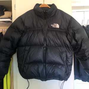 The North Face jacka - Skön dunjacka från North Face. Värmer och sitter super bra under vinter/hösttider. Storlek M. Kan mötas upp i City eller Söder. OBS Budgivning fram till kl 20 ikväll, 18/9