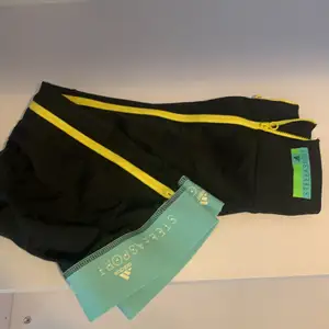 Adidas samarbete med Stella Mcartnys sportkläder, passar perfekt som yogabyxor/ pw byxor. Gul dragkedja längs hela sidorna // Frakt tillkommer!💗