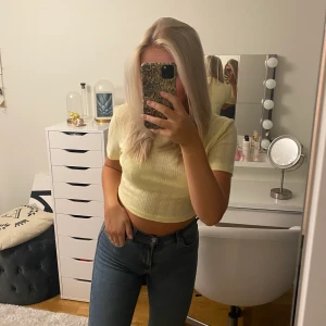 Gul tröja - Aldrig använd. Lapp kvar. Köparen står för frakten.