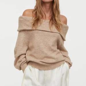 Off shoulder stickad tröja  - Säljer en jätte mysig stickad off shoulder tröja ifrån HM. Använd endast ett fåtal gånger och kommer ej till användning längre. Tröjan är i storlek S men det är en väldigt oversized modell så skulle säga att den även passar en M/L. Köparen står för frakt! 🥰