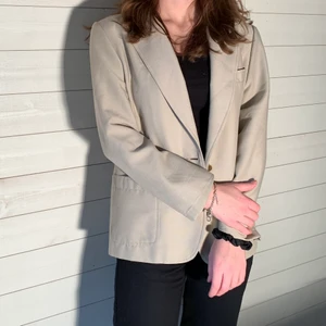 Kavaj - Storlek: M Färg: ljusare beige Märke: Dahléns  Frakt: 63 kr (utanför Falun) Fler bilder? Kontakta oss!