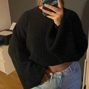 Stickad tröja med ballongärmar  - En jättefin svart stickad tröja med ballongärmar från nakd, storlek xxs men är stor i storleken så passar en S/M.
