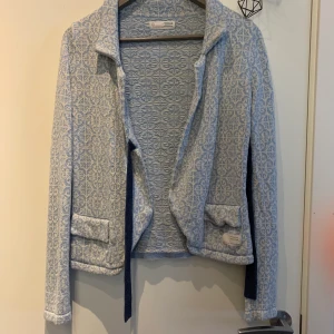 Odd Molly kofta  - Inköpt för ca 2 år sedan och är sparsamt använd och där av i fint skick 