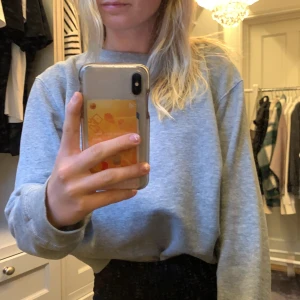 Collage tröja  - Fin grå tröja från hm i bra skick 70 kr + frakt