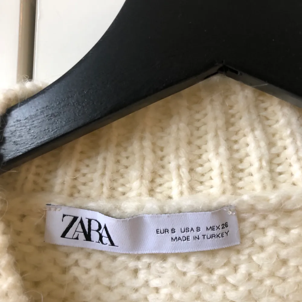 En stickad tröja från Zara strl. S. Säljer då jag aldrig anväder. 80 kr kan mötas i centrala Göteborg eller kan skicka. Köparen står för frakten (79kr)✨. Stickat.