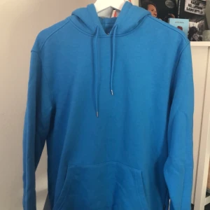 Naja oanvänd hoodie - Jättefin blå färg helt oanvänd köpt på JD fattar typ inte märket med det står ”Win Win” 