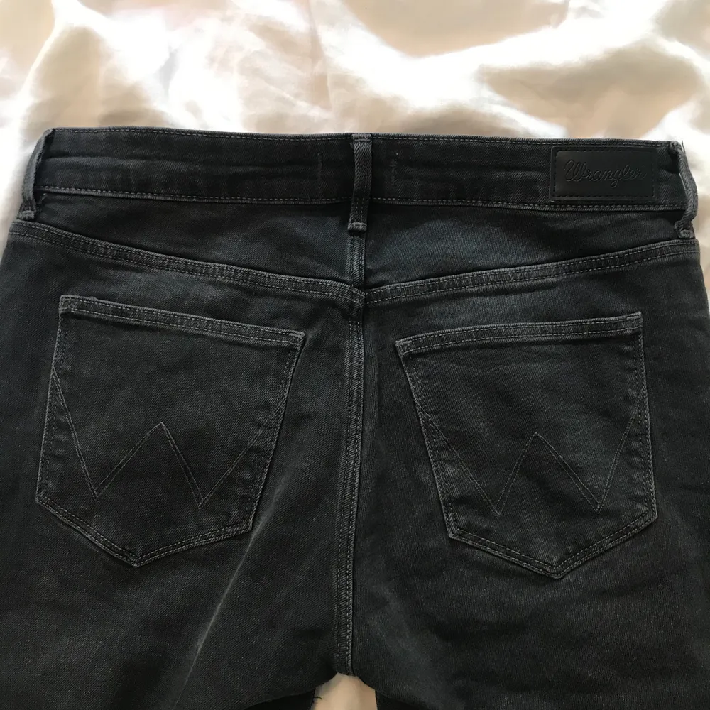 Knappt använda jeans från wrangler i bootcut modell med låg midja👢. Jeans & Byxor.