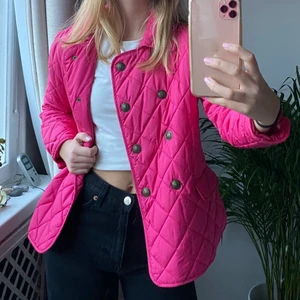 RALPH LAUREN jacka strl 12/14 - Snygg jacka från Ralph Lauren! Det står att den är i storlek 12/14 men jag skulle säga XS. Plagget är i nyskick och har en ficka på vardera sida. Köparen står för frakt! Startbud: 500kr 💓 >fråga gärna för fler bilder<