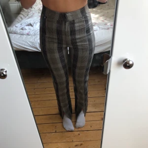 Kostymbyxor - Säljer dessa rutiga kostymbyxor från monki pga kommer ej till använding. De har en fin slits nere vid ankeln och är super sköna. Jag är 163cm och de är perfekta i längden! Använda 2 ggr 