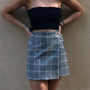 Checkered kjol från Weekday - Supersnygg Kjol i storlek M passar S från Weekday.Frakt tillkommer 