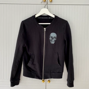 Svart tröja med döskalle - Cool tröja med döskalle på. Det står strl L men jag uppskattar den till S. 