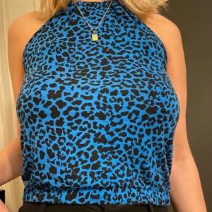 Linne med bar rygg - Sjukt snygggt linne med bar rygg  från bikbok. Är bara använt 2 gånger. Startpris 150kr men kan tänka mig att gå ner i pris:) frakt är 22kr