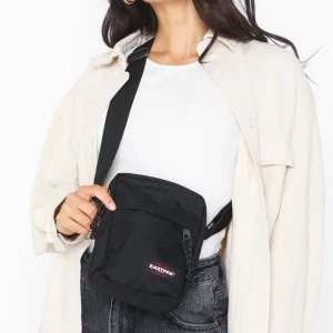 Eastpak - Säljer min typ knappt använda eastpak pga brist på pengar not gonna lie! Superfin kvalite och som ny snygg till allt! Kan mötas upp på Södermalm annars kostar frakt!🥰