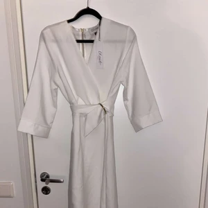 Klänning storlek M helt ny - Säljer en elegant klänning, helt oanvänd etiketterna är kvar. Lite pösig i storleken. Nypris 700kr