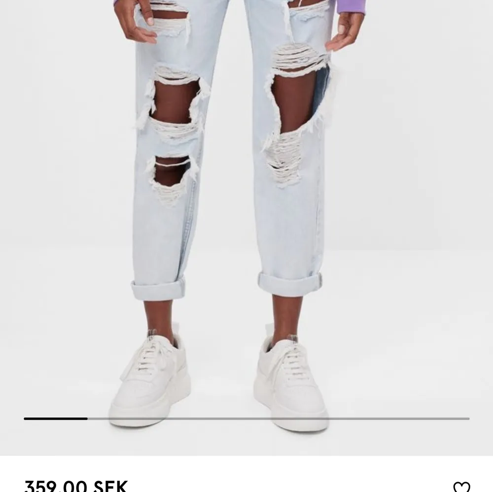 Säljer dessa slutsålda bershka jeansen i storlek 32, skit snygga och sitter som en smäck, men vill tyvärr ha en mer baggy look. Färgen är ljusblå. Frakt ingår i priset. Jeans & Byxor.