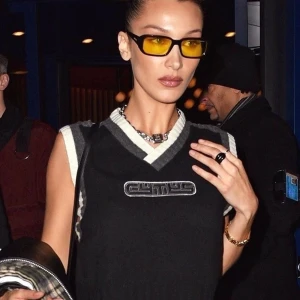 Eytys vest, som Bella Hadids!  - Denna vest är sedd på Bella Hadid, super snygg till allt. Den är helt ny och kommer med orginalförpackningen. Därav är det orginalpriset som gäller. 