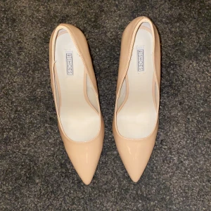 Beiga klackar - Klackar från NLY. Aldrig använda. Säljer pga fel strl. 