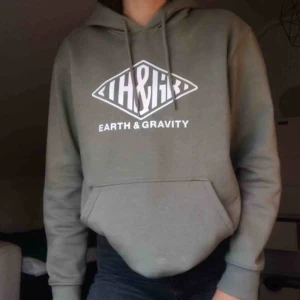  - Världiens mysigaste hoodie helt oanvänd köpt från hm herravdelning men är slutsåld! Oversized och bra i storlek frakt tillkommer❤️
