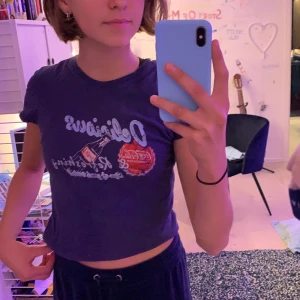 Söt topp - Super fin liten topp som köpt på second hand. Den är i storlek XS. Jag har knappt använt den, men är i ganska bra skick för att vara second hand 