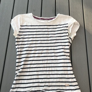 Kortärmad tröja i storlek 158,164 - En randig kortärmad tröja från Kappahl i storlek 158,164 som en XS. Har använt ett par gånger men ändå fint skick. (Frakten ingår i priset)