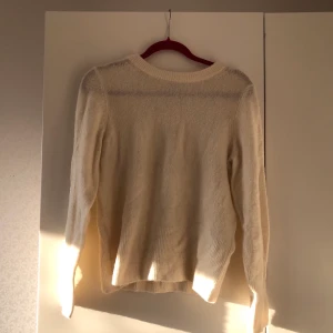 Tunnt stickad tröja  - Tunnt stickad, vit tröja från H&M. I bra skick och endast använd ett fåtal gånger. Köpare står för frakt 😊
