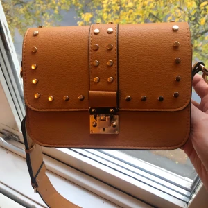 Väska - Jättefin väska från Lindex. Säljer för 100kr. Skicket är som ny:)