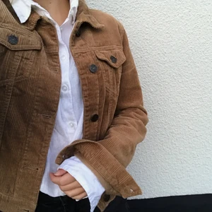 Manchesterjacka  - Brun manchesterjacka från only, perfekt till hösten!🍁 Storlek S men passar xs och xxs bra också om man vill ha den lite större. 