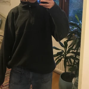 Fleece zipper - Snygg grå fleecezipper köpt på humana! Är i mycket bra skick :)