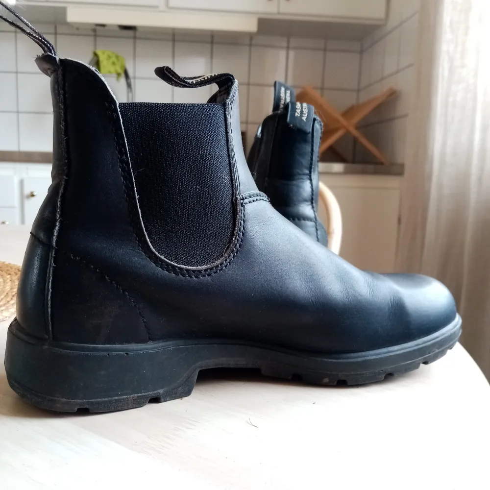 Svarta boots från blundstone i strl 39. Väldigt sparsamt använda, köpta förra vinter(2019). Perfekt sko under vintern då dom är vattentäta och håller värmen. Kan skickas mot frakt, 63kr.. Skor.