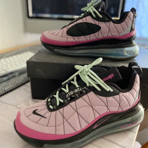 Nike air MX  - bestämt mig för att sälja mina fina Nike pga dom bara legat i hyllan och använts 2-3 ggr . Nyskick.  hoppas hitta en ny ägare som får användning för dom!