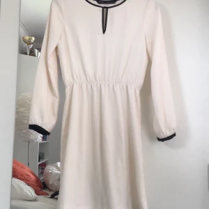 Klänning från ZARA - Fin klänning från ZARA i storlek S