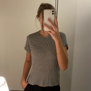 Superskön T shirt - 🤎T shirt i superskönt material. Från Brandy Melville. Storlek S.🤎💌 Fraktar: måndagar & torsdagar