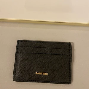 Kortficka - 🤎Kortficka köpt på Åhlens. Fin guldtext fram. Föera fack för kort. 🤎 💌Fraktar: måndagar & torsdagar. Kan även mötas i stockholm.