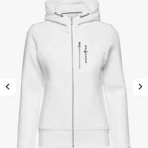SailRacing Hoodie strl XS - Endast använd 1 gång, väldigt bra skick. Använd 1 gång säljs pga växt ur den. Köpt för 1099kr på Nk och säljs för 750kr. Pris kan förhandlas. Frakt endast
