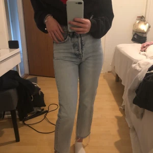 Mom jeans från Zara, stl 32 - Slutsålda jeans från Zara som är ganska oanvända. Sitter snyggt och är bekväma. Dom har knappar och inte gylf. 200kr + frakt. 