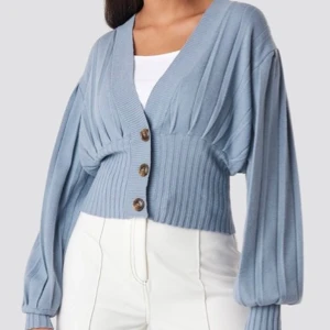 Aldrig använd, strl xs - Superfin tröja/kofta från Nakd! Säljer då den aldrig har använts därav helt som ny. Köparen står för frakten:)