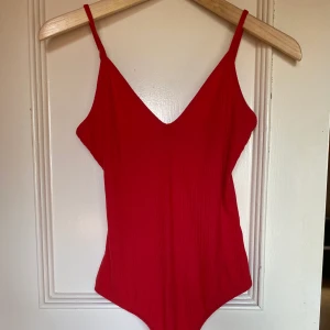 Body - Röd body från bikbok i strl s. Säljer för 50 kr + frakt pga för liten. Knappt använd