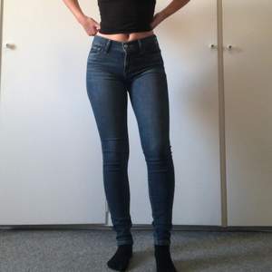Ett par välskötta midwaist levi’s jeans. Byxorna funkar bra för de som är lite längre än mig (165) men även kortare! Byxorna är som nya! Inköpspris: 1500kr. Köparen står för frakten🤎🤎