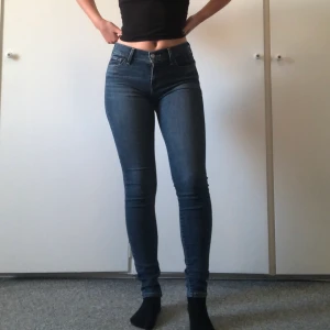 Levi’s jeans  - Ett par välskötta midwaist levi’s jeans. Byxorna funkar bra för de som är lite längre än mig (165) men även kortare! Byxorna är som nya! Inköpspris: 1500kr. Köparen står för frakten🤎🤎