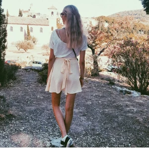 American Apparel kjol - Citrongul american apparel kjol med rosettknytning baktill (se bilden). Supersöt🌸 passar XS- M pga. Att man kan justera med rosetten/bältet i midjan. Endast använd ett fåtal gånger. Köpt på NK.