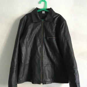 Rak skinnjacka - Supermysig skinnjacka. Är storlek 38 men passar mer i 34/36. Bra för hösten🪐  Kan mötas i Stockholm annars står köpare för frakt