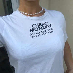 Cheap monday - Snygg bas t-shirt från cheap monday 