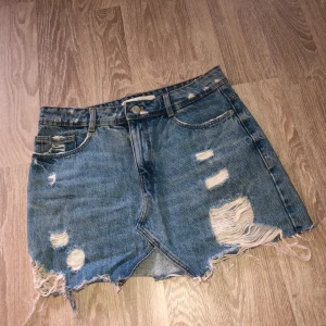 Zara kjol - Kjol från Zara med slitningar. I fint skick men behövs strykas. Strl S. 